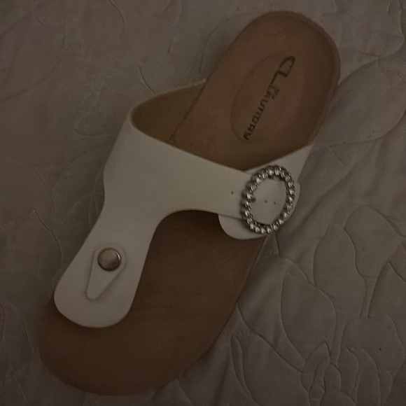 Woman’s white sandal size 8 - Picture 4 of 4